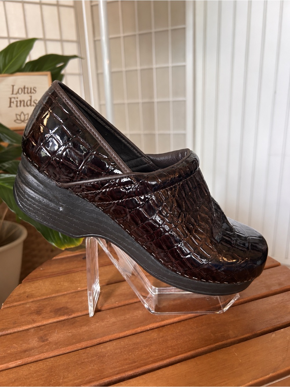 Croft & Barrow Chocolate Brown Croc Embossed Wedge Clogs Size 10 NWOT